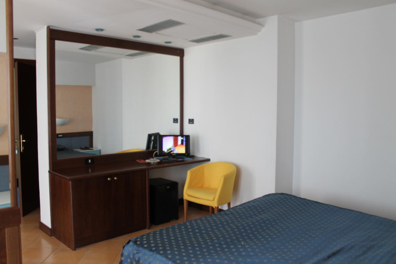 Hotel De La Ville & Centro Congressi 贝内文托 外观 照片