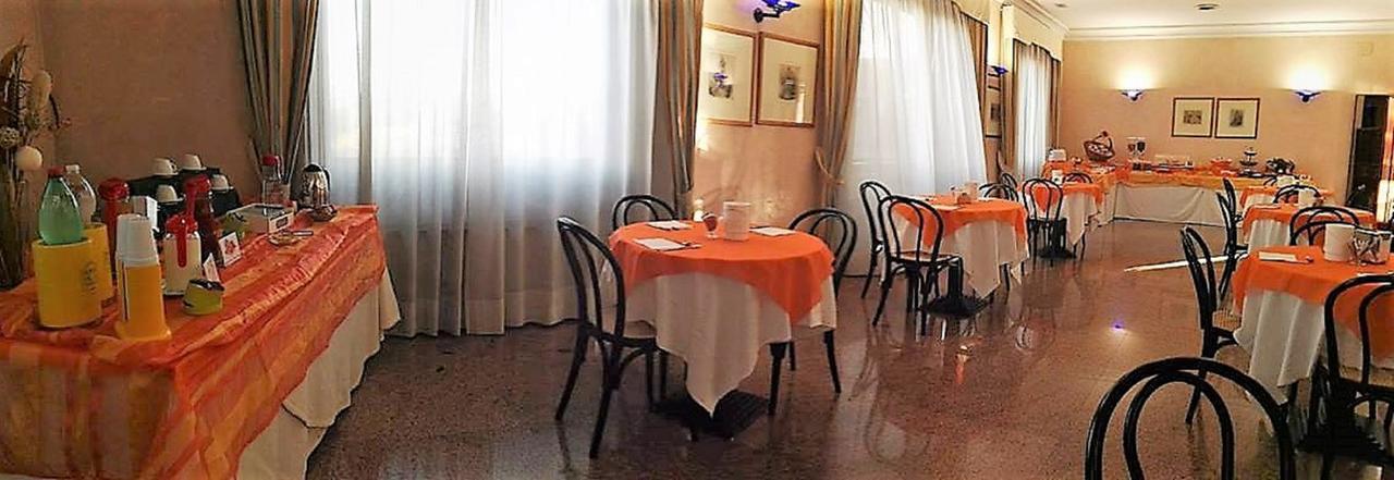 Hotel De La Ville & Centro Congressi 贝内文托 外观 照片