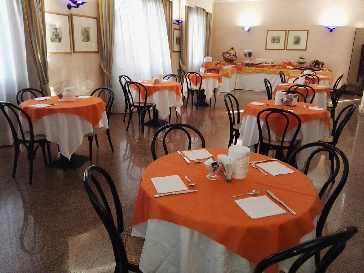 Hotel De La Ville & Centro Congressi 贝内文托 外观 照片
