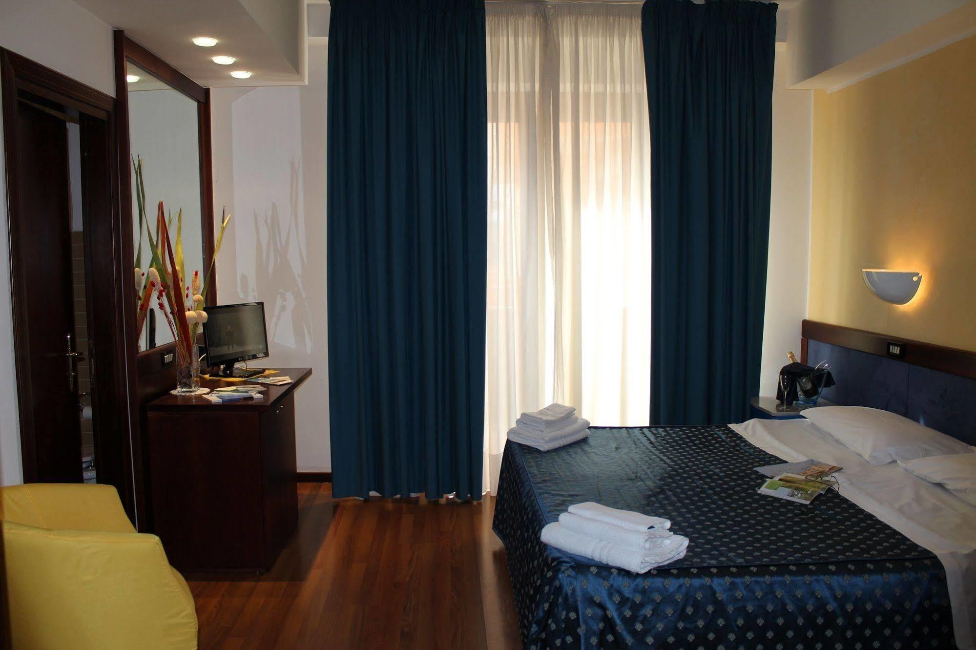 Hotel De La Ville & Centro Congressi 贝内文托 外观 照片